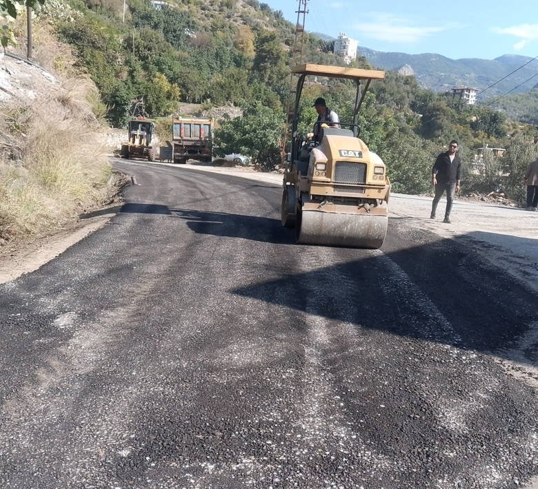 Büyükşehir ekipleri yolları kışa hazırlıyor Antalya Büyükşehir Belediyesi, Alanya’nın kırsal