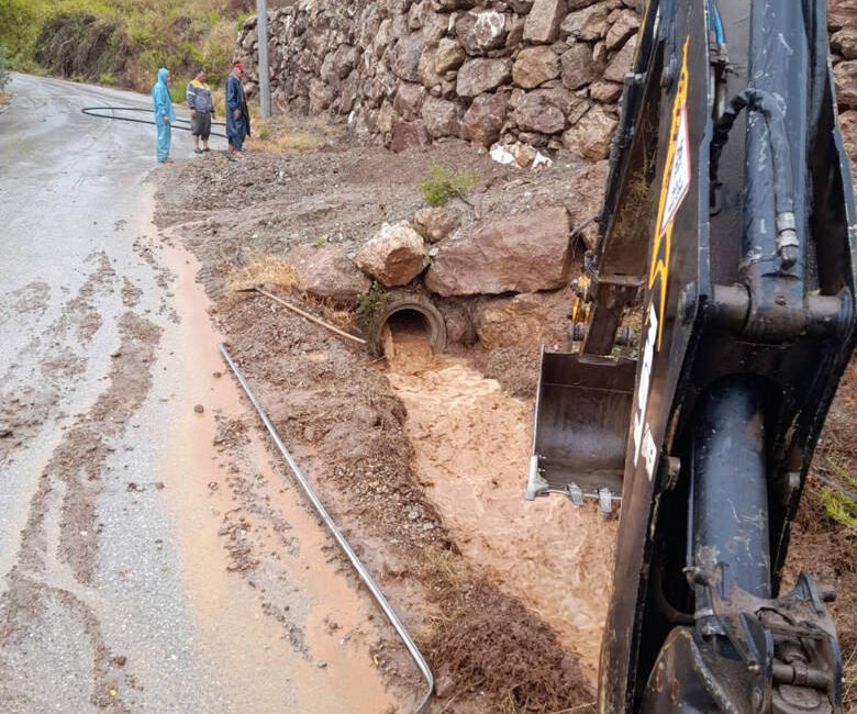 Yağış sonrası yollar temizleniyor, tıkanan büzler açılıyor Antalya Büyükşehir Belediyesi