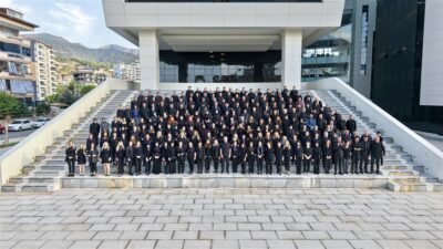 Alanya Belediye Başkanı Osman Tarık Özçelik ve belediye personeli siyah