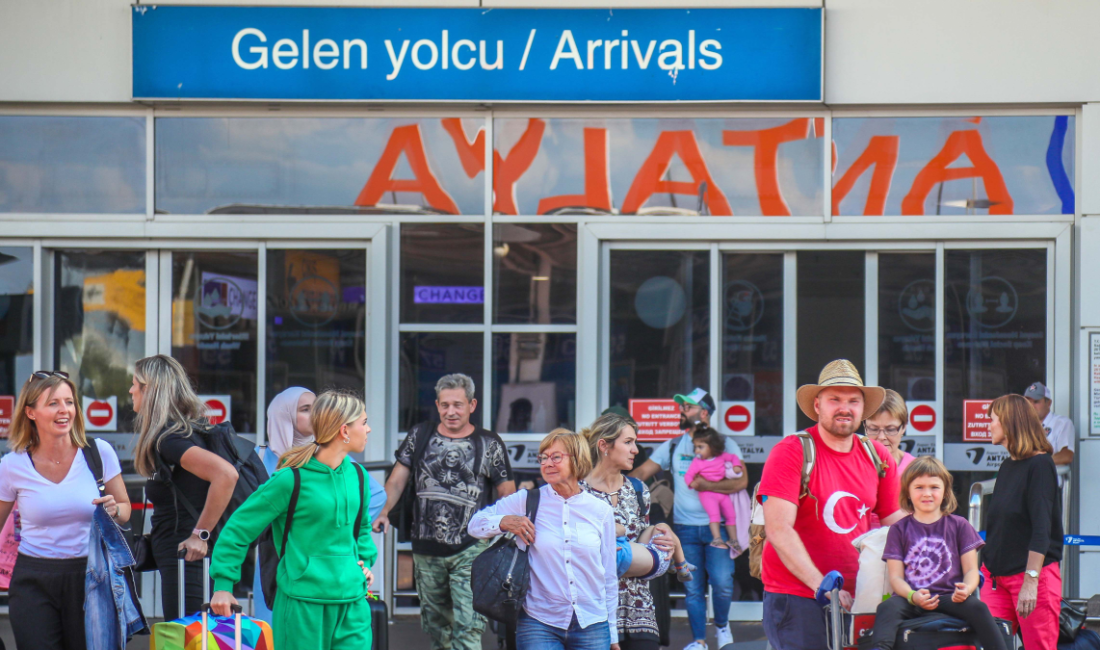 Antalya, ocak–ekim döneminde en fazla yabancı turisti yine Rusya ve