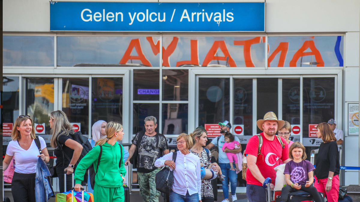 Antalya, ocak–ekim döneminde en fazla yabancı turisti yine Rusya ve