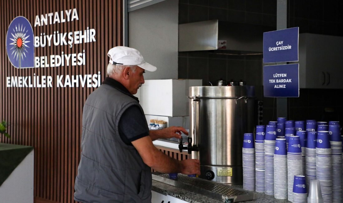 Bir bardak çay eşliğinde gelişen dostluklar Antalya Büyükşehir Belediyesi’nin emeklilere