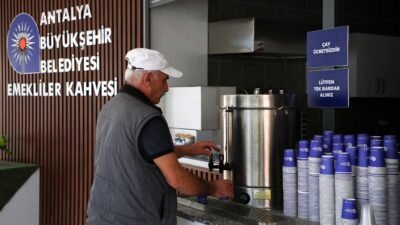 Bir bardak çay eşliğinde gelişen dostluklar Antalya Büyükşehir Belediyesi’nin emeklilere