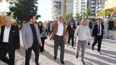 Alanya Belediye Başkanı Osman Tarık Özçelik, Mahmutlar Mahallesi’nde devam eden