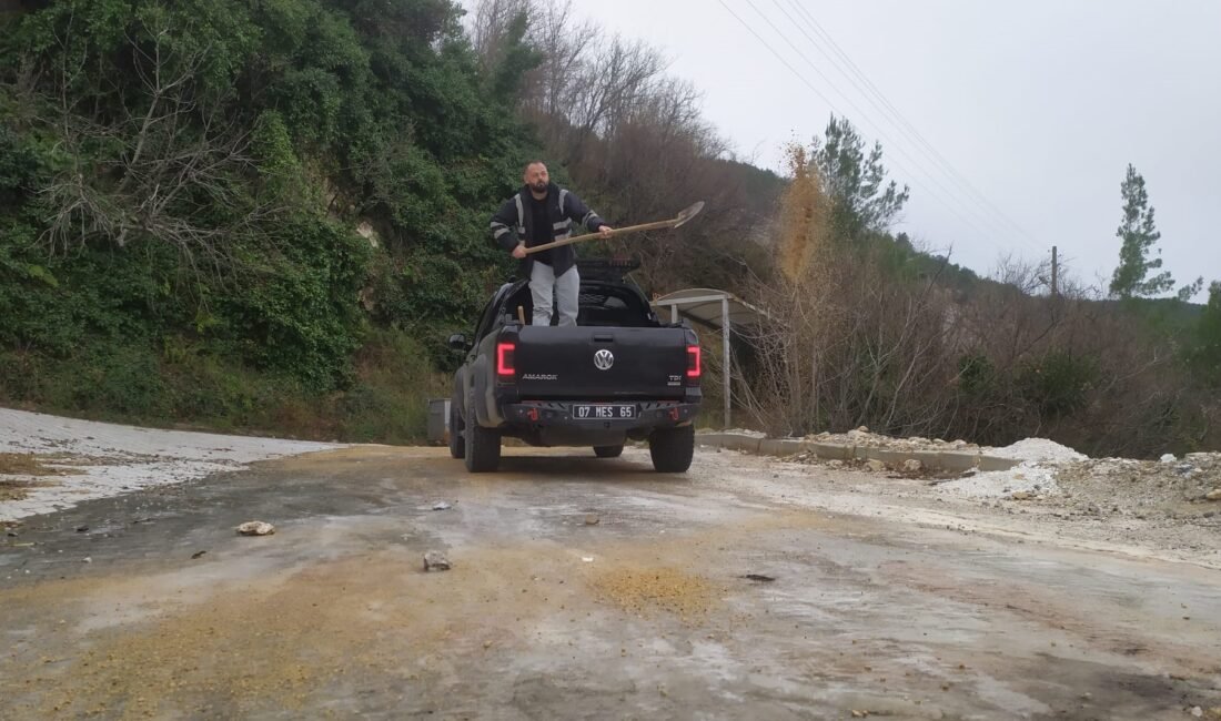Antalya Büyükşehir Belediyesi Alanya’nın kırsal mahalle yollarında ulaşımın aksamaması için