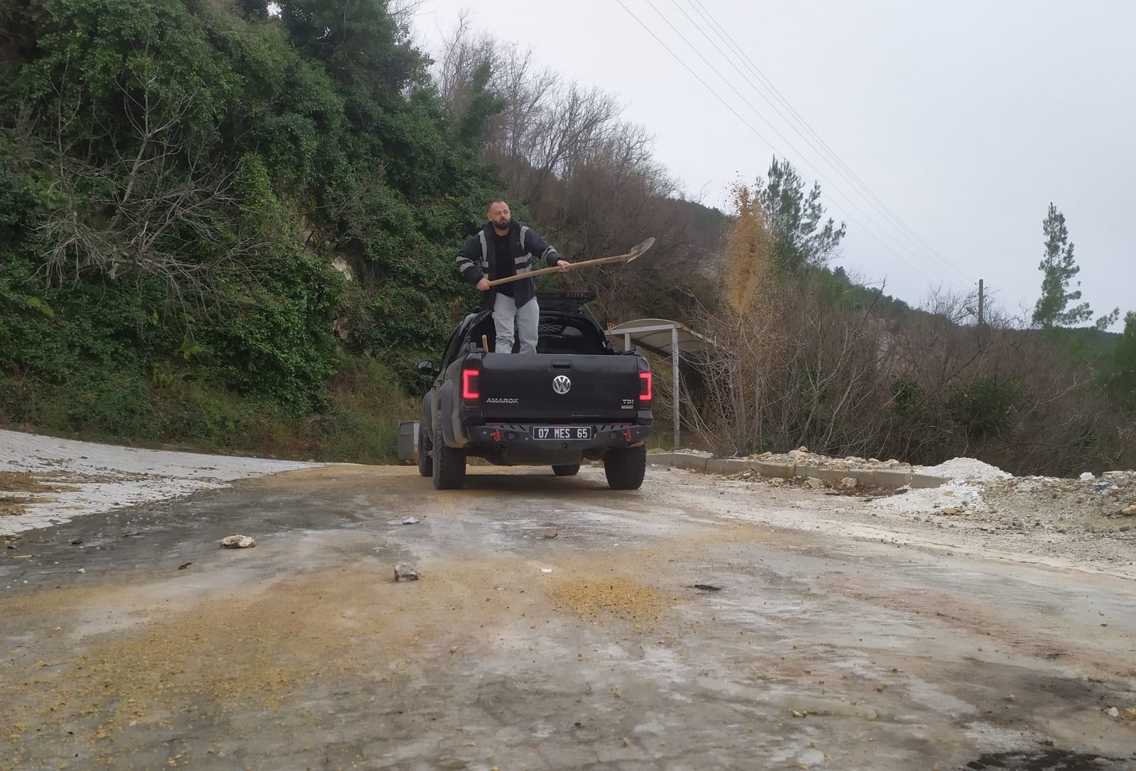 Antalya Büyükşehir Belediyesi Alanya’nın kırsal mahalle yollarında ulaşımın aksamaması için