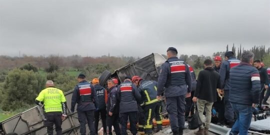 Antalya’da yolcu otobüsünün şarampole devrilmesi sonucu 8 kişi öldü, 26