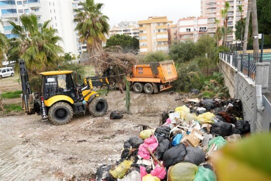 Alanya’nın Mahmutlar Mahallesi’nde bir otelin budama ve moloz atıklarını çevreye