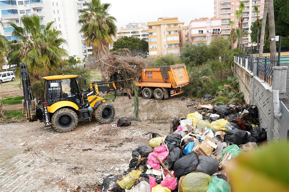Alanya’nın Mahmutlar Mahallesi’nde bir otelin budama ve moloz atıklarını çevreye