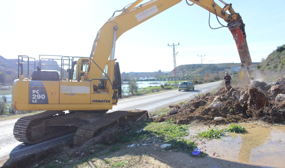 Yağışın hasara yol açtığı yollarda bakım-onarım çalışması Antalya Büyükşehir Belediyesi