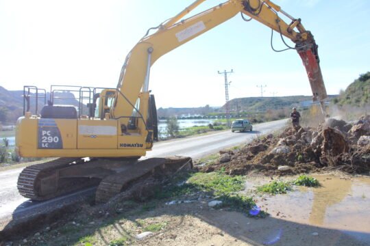 Yağışın hasara yol açtığı yollarda bakım-onarım çalışması Antalya Büyükşehir Belediyesi
