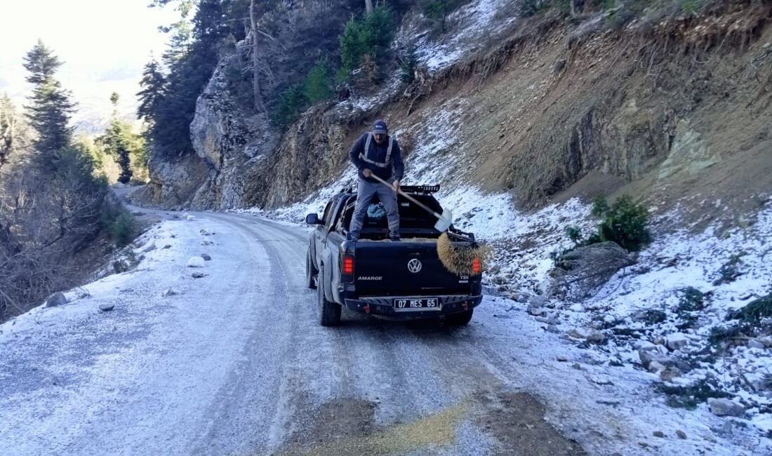 Buzlanma olan yollarda tuzlama çalışması Alanya’da göçük nedeniyle bozulan yollarda