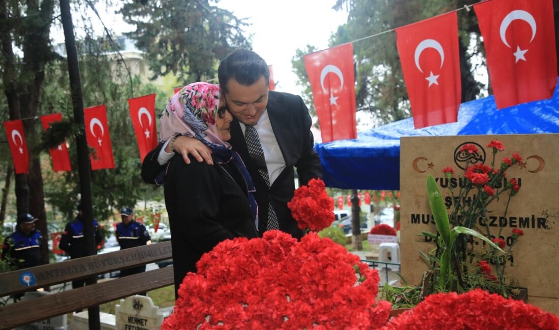 Ramazan bayramında aziz şehitlerimiz kabirleri başında dualarla yad edildi. Kaymakamımız