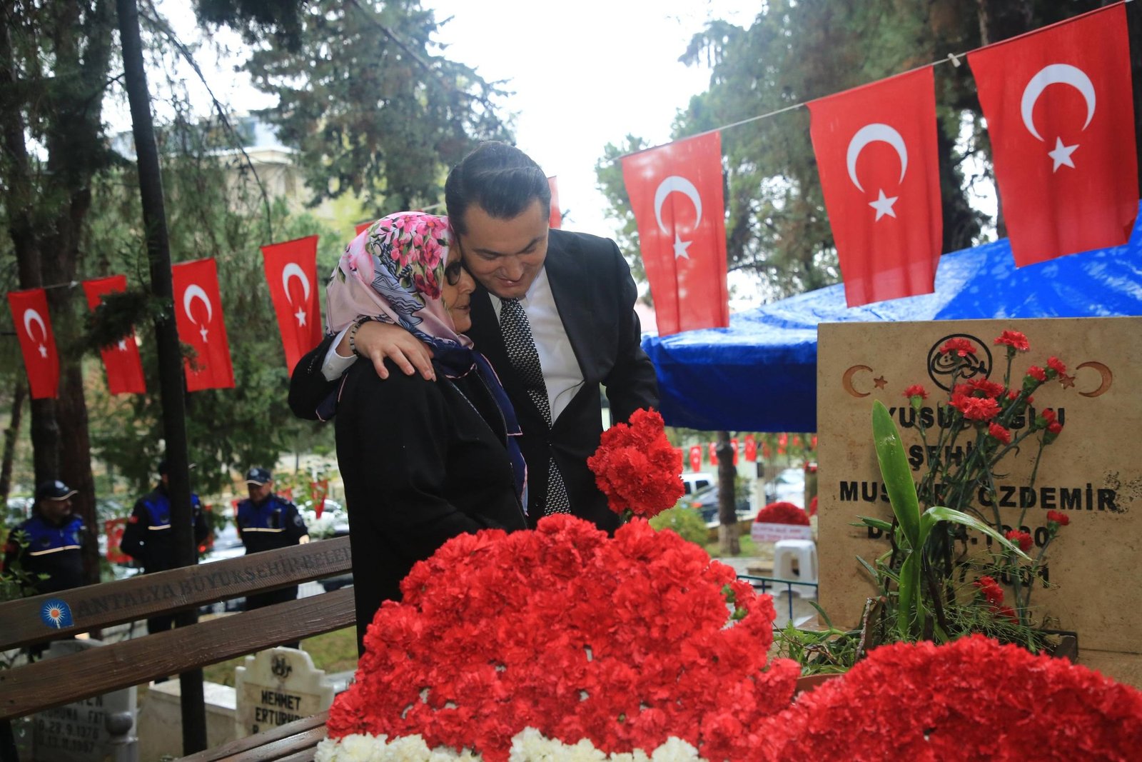 Ramazan bayramında aziz şehitlerimiz kabirleri başında dualarla yad edildi. Kaymakamımız