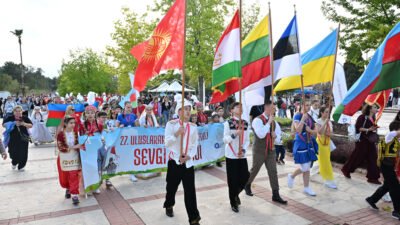 Antalya Büyükşehir Belediyesi tarafından düzenlenen Uluslararası Çocuk ve Uçurtma Festivali