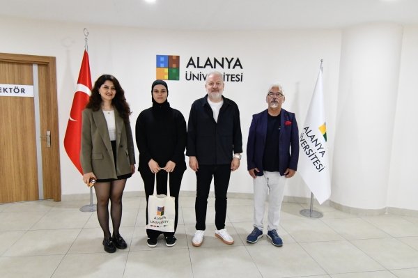 Alanya Üniversitesi Meslek Yüksekokulu Fizyoterapi Programı öğrencisi Esra Delal Öztek,