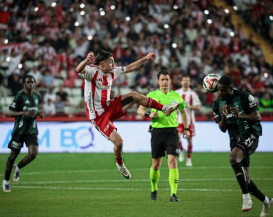 Antalyaspor maçı 1-0 kazanmasına rağmen Eyüpspor’un Fenerbahçe’den puan alması, Kasımpaşa’nın