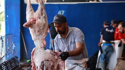 Veteriner hekim kontrolünde uzman kasaplar hizmet veriyor Antalya Büyükşehir Belediyesi,