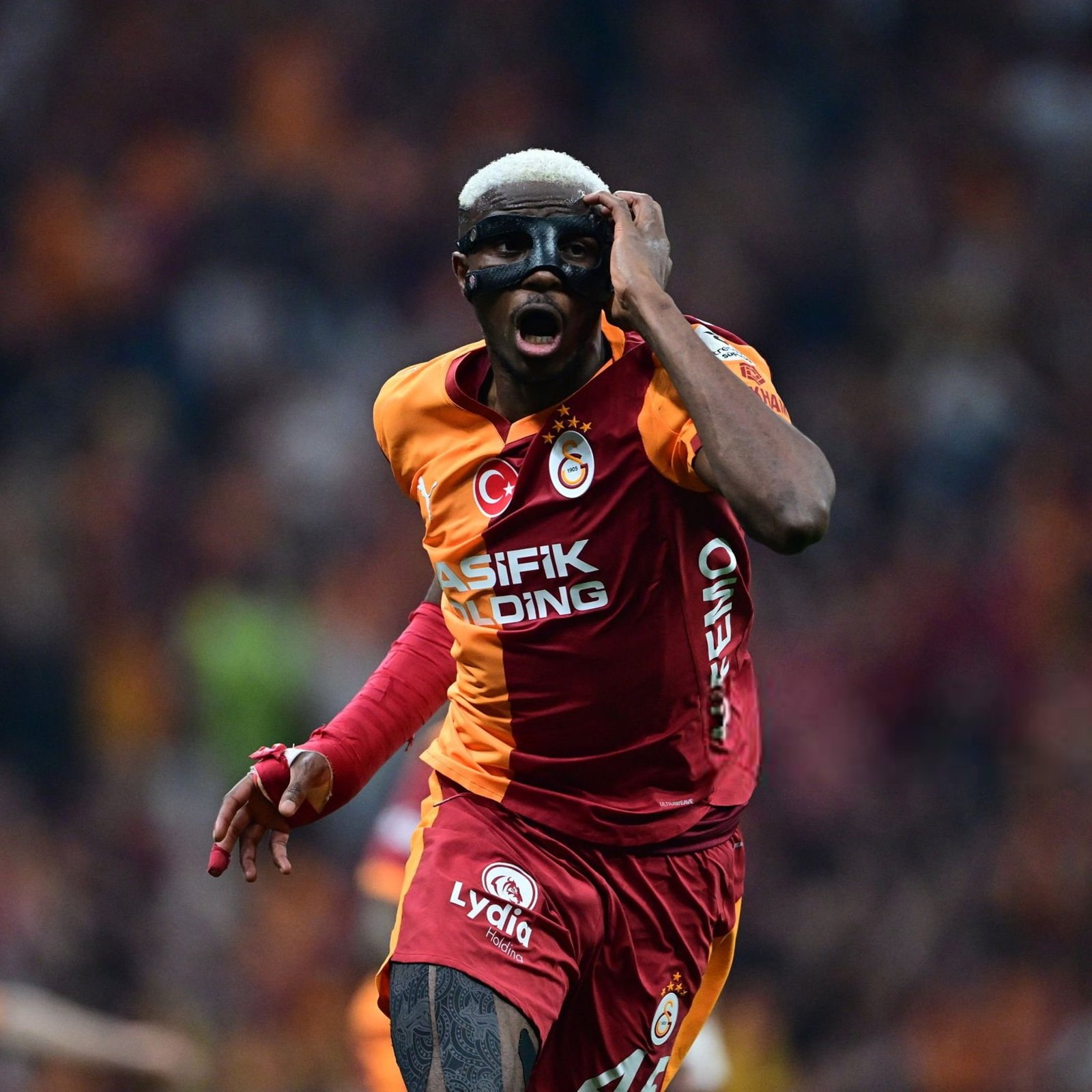 Galatasaray’ın dünyaca ünlü santrforu Victor Osimhen, sosyal medya üzerinden yaptığı