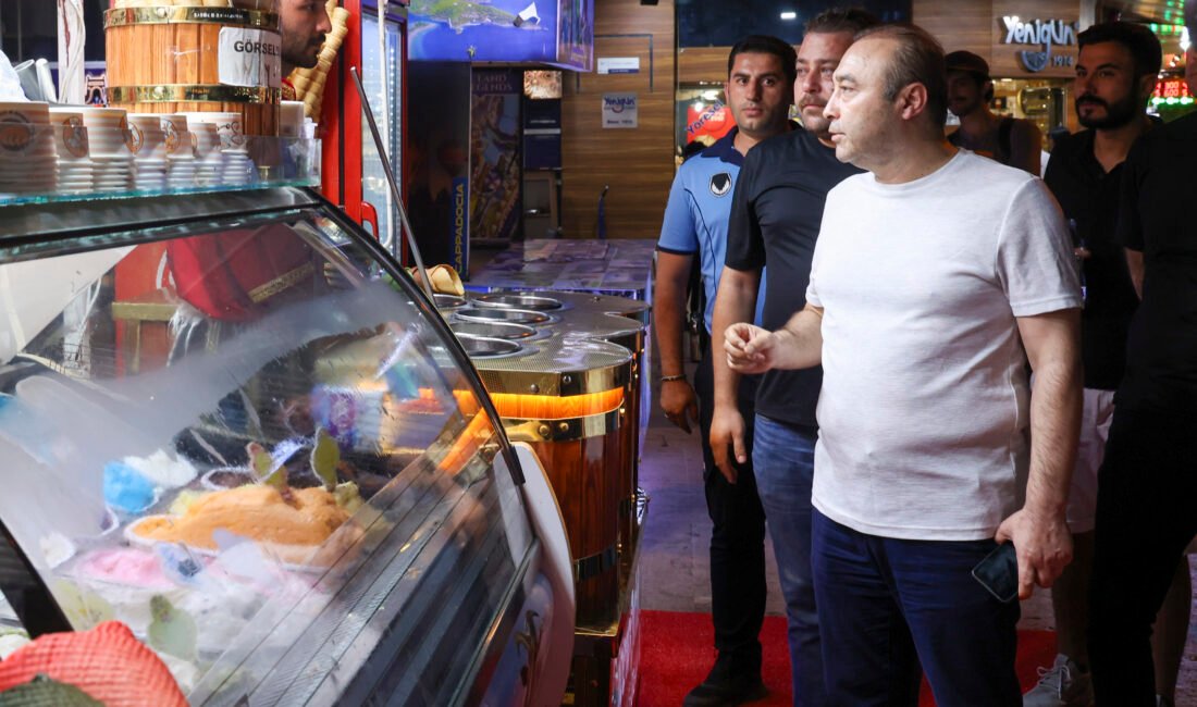 Antalya Büyükşehir Belediyesi Zabıta Dairesi Başkanlığı ekipleri, kent merkezinde yaya
