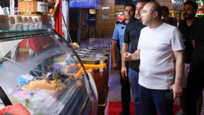 Antalya Büyükşehir Belediyesi Zabıta Dairesi Başkanlığı ekipleri, kent merkezinde yaya