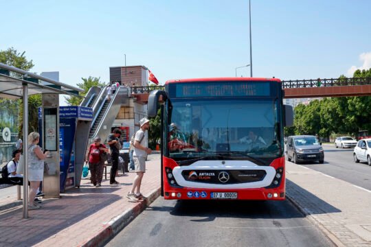 Antalya Büyükşehir Belediyesi Ulaşım Dairesi Başkanlığı, kent genelinde toplu taşıma