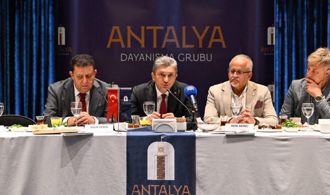 Antalya Dayanışma Grubu ev sahipliğinde düzenlenen toplantıya katılan Vali Hulusi