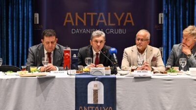 Antalya Dayanışma Grubu ev sahipliğinde düzenlenen toplantıya katılan Vali Hulusi