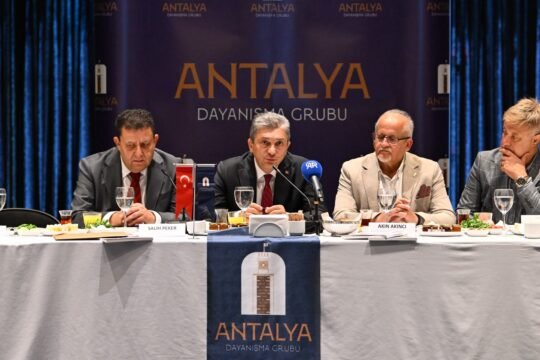 Antalya Dayanışma Grubu ev sahipliğinde düzenlenen toplantıya katılan Vali Hulusi