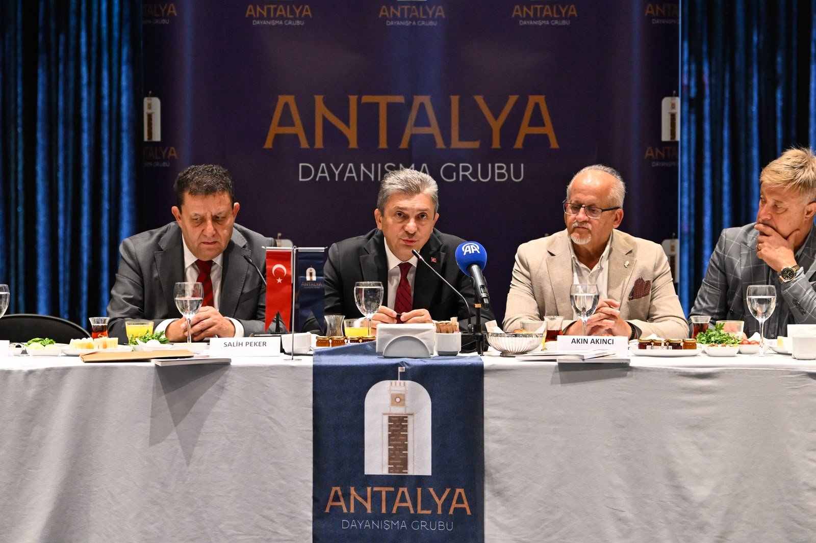 Antalya Dayanışma Grubu ev sahipliğinde düzenlenen toplantıya katılan Vali Hulusi