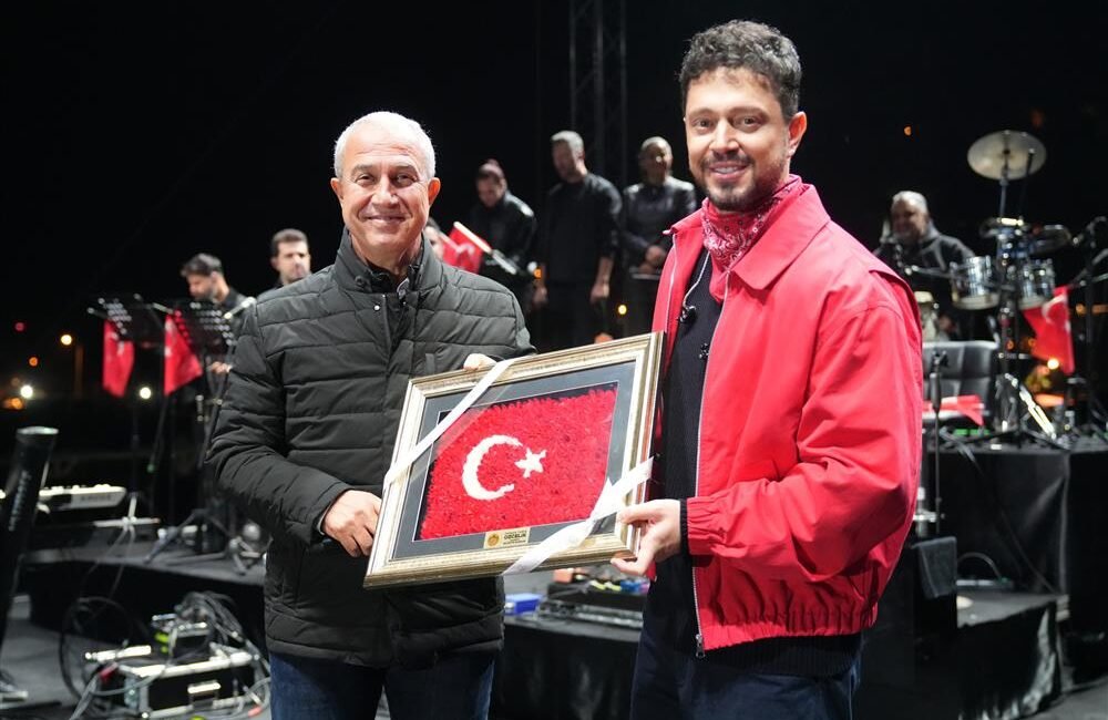 Alanya’da Cumhuriyet’in 103’üncü yıl dönümü binlerce kişinin katılımıyla kutlandı. Gecenin