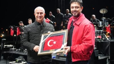 Alanya’da Cumhuriyet’in 103’üncü yıl dönümü binlerce kişinin katılımıyla kutlandı. Gecenin