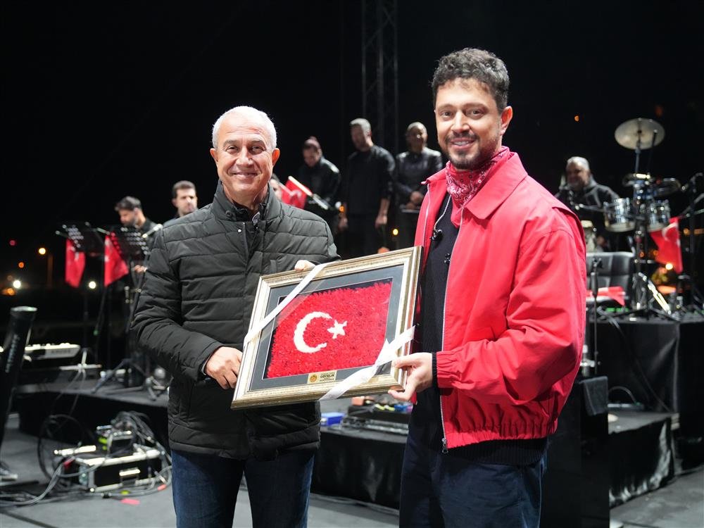 Alanya’da Cumhuriyet’in 103’üncü yıl dönümü binlerce kişinin katılımıyla kutlandı. Gecenin